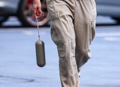 F1 车手丹尼尔-里恰尔多（Daniel Ricciardo）被发现携带可能是复活的 Beats Pill（图片来源：F1 via Instagram