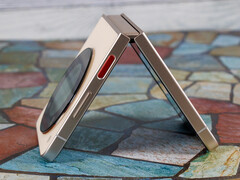 Flip 5G：可折叠智能手机现正打折销售。(图片：Notebookcheck）