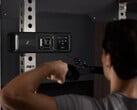 男子拉动Gym Nano