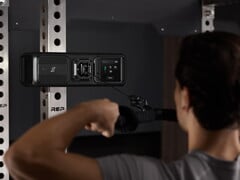男子拉动Gym Nano
