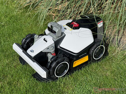 充电中的 Luba Mini AWD LiDAR 1500