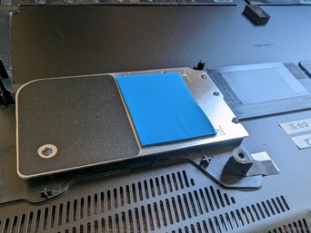 两个固态硬盘的专用散热器。然而，在我们的测试中，固态硬盘的性能仍然会节节攀升