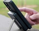 10,000 mAh Rokform MagSafe 电源箱中的铝制支架可将连接的手机举起，实现免提使用。(图片来源：Rokform）