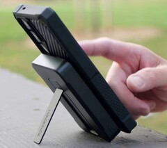 10,000 mAh Rokform MagSafe 电源箱中的铝制支架可将连接的手机举起，实现免提使用。(图片来源：Rokform）