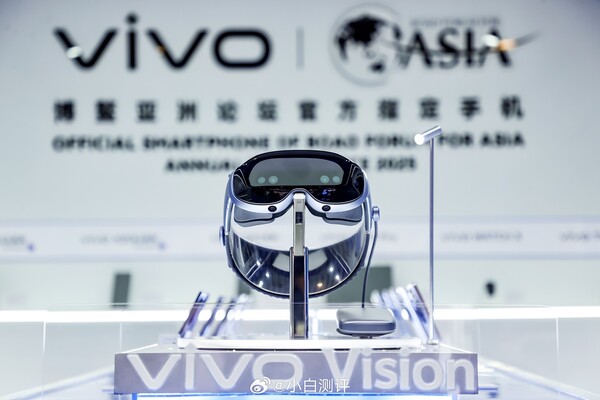 vivo Vision 的设计与Apple Vision Pro 相似。(图片来源：小白测评微博）
