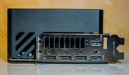 端口2x DisplayPort 2.1b 输出，2x HDMI 2.1b 输出