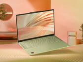 采用七种首发配色之一的 IdeaPad Vibe 14Q8X12。