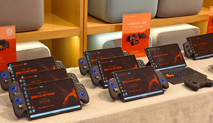 OneXPlayer X1 Air 的三种状态中的两种。(图片来源：One-Netbook）