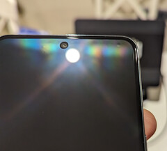显示屏出现小凸起的 Pixel 8 Pro。(图片来源:谷歌支持)