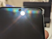 显示屏出现小凸起的 Pixel 8 Pro。(图片来源：谷歌支持）