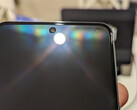 显示屏出现小凸起的 Pixel 8 Pro。(图片来源：谷歌支持）