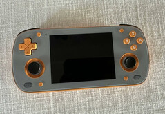 一些 Retroid Pocket Mini 早期用户收到了错误的颜色选项。(图片来源：via Joey's Retro Handhelds）