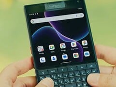Titan 2 是一款外形酷似黑莓手机的产品，现在可以在 Kickstarter 上购买（图片来源：Unihertz）