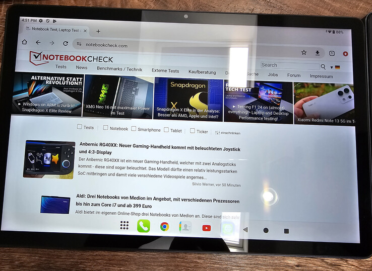 有光泽的显示屏（Teclast T65 Max），光源较弱