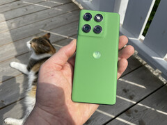 Edge 60 的绿色款采用了人造革表面处理。蓝色款则更像织物封面。(图片来源:Maniel Masiero/Notebookcheck)