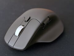 带金属滚轮的 Keychron 无线人体工学鼠标