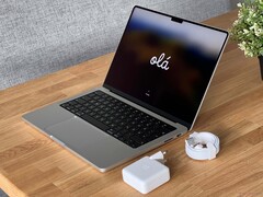 MacBook Pro 14 有两个 Thunderbolt 3 端口、一个 SDXC、一个 HDMI 输出、一个 3.5 毫米插孔和一个 MagSafe 接口。(来源:Andreas Osthoff for Notebookcheck)