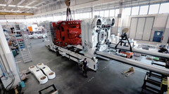 特斯拉的千兆铸造工艺利用巨大的压力机一次性生产出大量汽车。(图片来源：特斯拉）