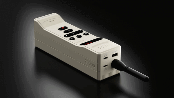 Trozk 便携式移动电源配有三个 USB 接口和一根可拆卸天线。