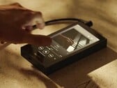 最新款 Sony Walkman 比上一代更大，但也承诺带来更好的音质。