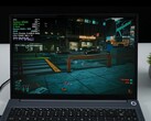 使用集成 Radeon 8060S GPU 运行《赛博朋克 2077》的 AIM Max+ 笔记本电脑，显示游戏中的 TDP 和 CPU 温度。(图片来源：YouTube 上的 ETA PRIME）