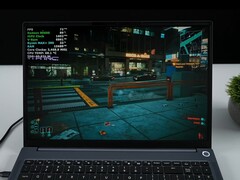 使用集成 Radeon 8060S GPU 运行《赛博朋克 2077》的 AIM Max+ 笔记本电脑，显示游戏中的 TDP 和 CPU 温度。(图片来源：YouTube 上的 ETA PRIME）