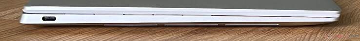 左：USB-C 4.0 和 Thunderbolt 4（40 GBit/s、DisplayPort ALT 模式 2.1、Power Delivery）