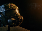 Metro 2039 典藏版斯巴达头盔复制品的特写，配有深色面罩、集成式防毒面具组件和饱经战火的细节。