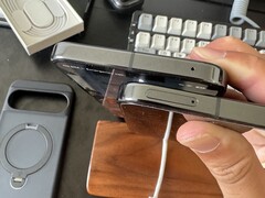 带 SIM 卡槽的 Pixel 10 Pro XL 在 RMA 后发送给美国客户。(图片来源：Reddit 上的 crocsnosockz）