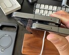 带 SIM 卡槽的 Pixel 10 Pro XL 在 RMA 后发送给美国客户。(图片来源：Reddit 上的 crocsnosockz）