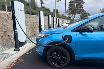 2027 雪佛兰 Bolt EV 在特斯拉超级充电站。(图片来源：通用汽车管理局）