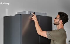 Jackery FridgeGuard 配有一个小巧的液晶屏