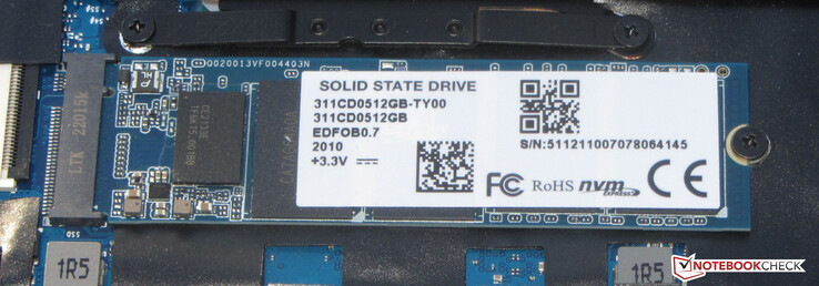 一个PCIe SSD作为系统驱动器。