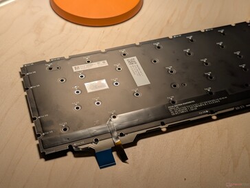 遗憾的是，新键盘和电池为 Laptop 13 Pro 专用，与原来的 Laptop 13.5 不兼容。