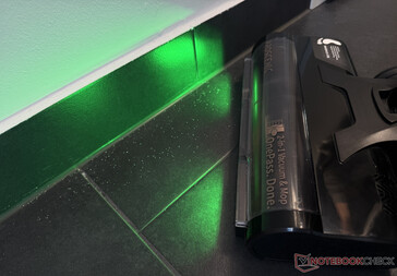 绿光让灰尘清晰可见