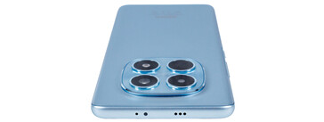 顶部边缘：麦克风、红外热像仪、扬声器