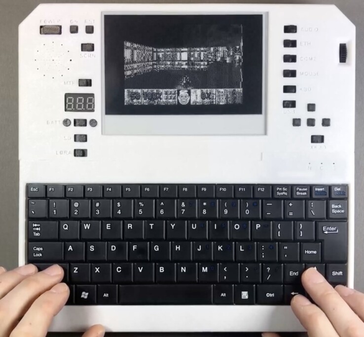 Evertop PC 可以运行 Doom、Wolfenstein 3D、Minesweeper 等游戏。(图片来源：ericjenott via Github）