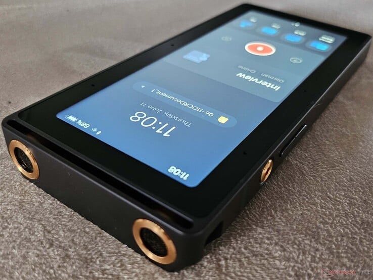 iFLYTEK AI Recorder S6 配备 2 个定向麦克风和 6 个全向麦克风。