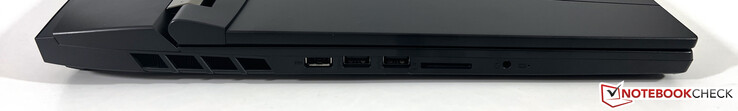 左侧。电源，2个USB-A 3.2 Gen2（10 Gbps），SD读卡器，3.5毫米立体声插孔