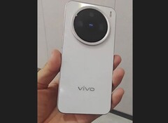vivo X200 Pro Mini 在小巧的机身中配备了旗舰级硬件。(图片来源：微博）