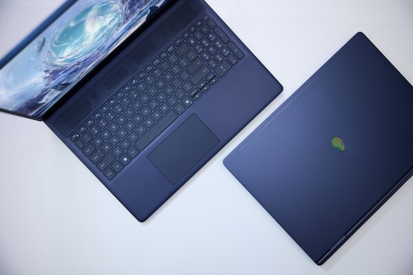 Alienware 16X Aurora 采用阳极氧化铝盖和底部，支持单手打开。