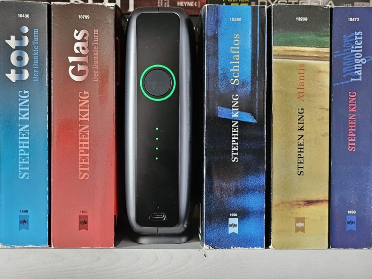 迷你矮人的大小与一本平装书差不多。