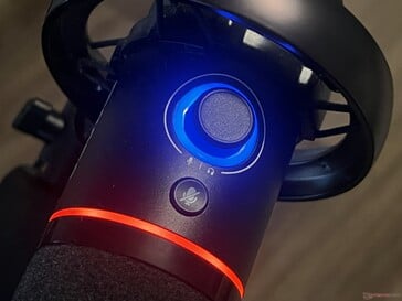 主体：静音按钮、增益/音量旋钮