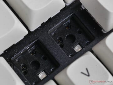 Keychron C1 Pro 8K 开关插座配有朝南的 RGB LED。 