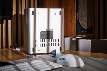 要更换 M.2 固态硬盘,必须拧松四个螺丝。