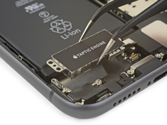 图中为 iPhone 11 中的 Taptic Engine