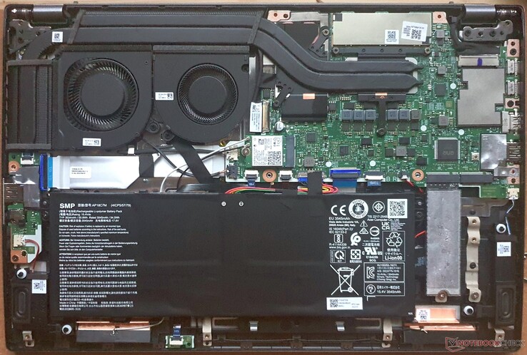 两个M.2-2280 PCIe 4.0插槽，螺钉固定的电池，开槽的英特尔AX211（WiFi），但焊接的内存