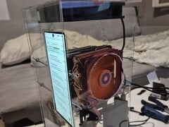 那个将两个电脑散热器改装到努比亚Z70 Ultra主板上的荒谬改装。