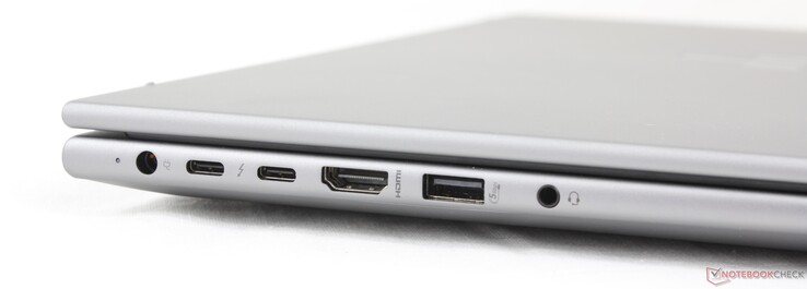 左：AC 适配器、2x USB-C Thunderbolt 4 w/ Power Delivery + DisplayPort 2.1、HDMI 2.1、USB-A（5 Gbps）、3.5 毫米耳机