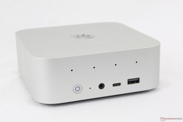前置：电源按钮、重置按钮、3.5 毫米耳机、USB-C（10 Gbps）、USB-A 3.2（10 Gbps）